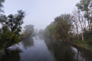 Fluß im Nebel am Mrgen - 181608872