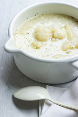 Vegane Blumenkohlsuppe mit Kokosmilch in einem weißen Topf