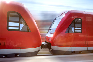 Obraz premium pociąg pasażerski pędzący przez dworzec kolejowy