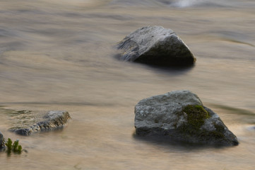 kamienie w wodzie © Natalia