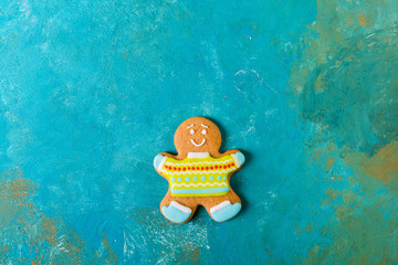 Ginger men with colored glaze on a turquoise background .. Gingerbread. Christmas cookies. Ginger...