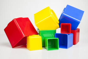 baukl&ouml;tze vor wei&szlig;em hintergrund