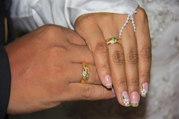 manos en boda catolica