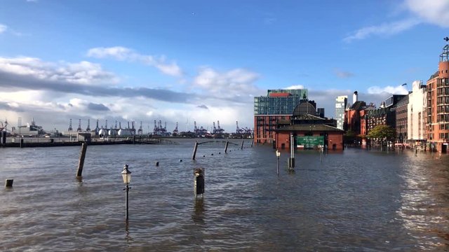 Hochwasser am St. Pauli Fischmarkt zur Feuerwehrzufahrt
