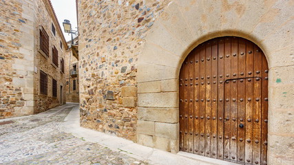 Naklejka premium Vintage Caceres with wooden door