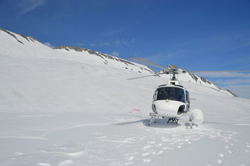 Helicóptero sobre la nieve