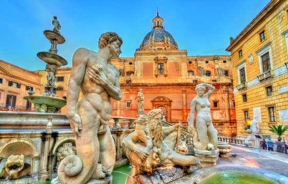Fototapeta Fontana Pretorian with nude statues in Palermo, Italy