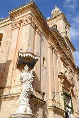 Obraz premium Mary and Jesus statue outside the Church of the Annunciation of our Lady