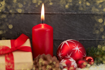 Weihnachtskarte mit Kerze und Geschenk