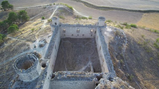 Castillo de Barcience en la provincia de Toledo (Castilla La Mancha,Espa&ntilde;a). Video aereo con drone