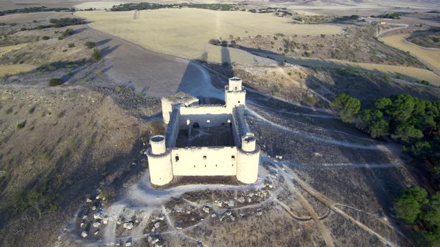 Castillo de Barcience en la provincia de Toledo (Castilla La Mancha,Espa&ntilde;a). Video aereo con drone