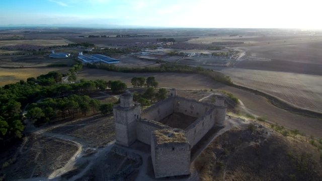 Castillo de Barcience en la provincia de Toledo (Castilla La Mancha,Espa&ntilde;a). Video aereo con drone