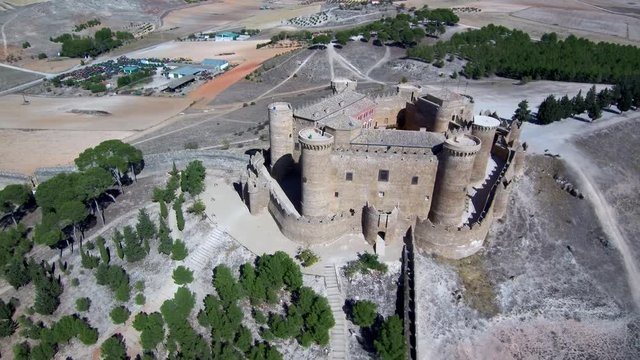Drone en Castillo de Belmonte ( Cuenca,Castilla La Mancha) desde el aire. Video aereo en España