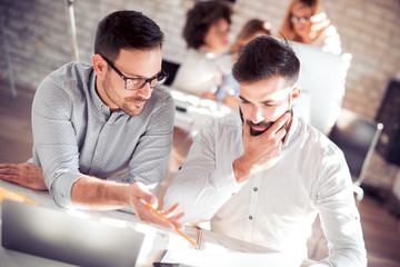 Obraz premium Business people discussing together in office.