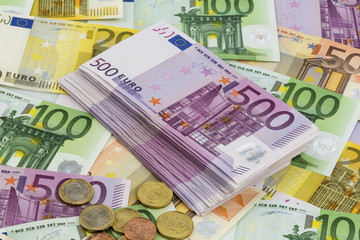 many different euro bills