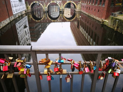 Blick &uuml;ber das Gel&auml;nder der Michaelisbr&uuml;cke mit Liebesschl&ouml;ssern auf die Ellerntorsbr&uuml;cke am Bleichenfleet in der Hansestadt Hamburg