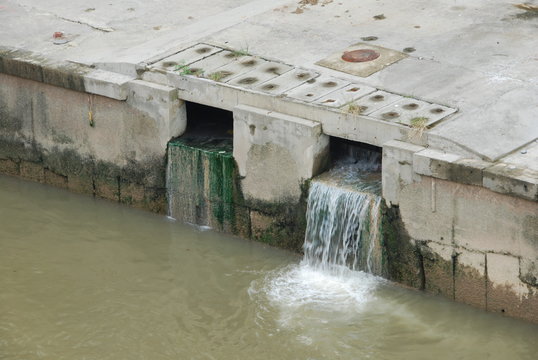 Eau des &eacute;gouts se versant dans la rivi&egrave;re