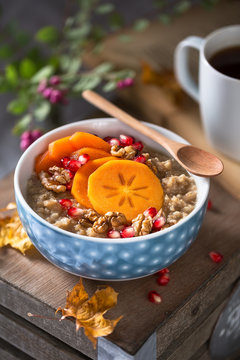 Porridge au th&eacute; chai avec des kaki, noix et grenades