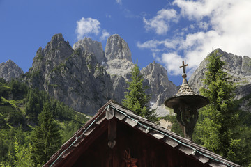 Bischofsmütze Gebirgsstock mit Hütte im Dachsteingebiet, Österreich, Europa