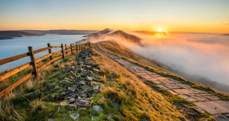 Foto auf Leinwand Dicke Wolkeninversion mit Morgensonne, die goldenes Licht auf die Landschaft wirft. Aufgenommen bei Mam Tor im englischen Peak District. © _Danoz