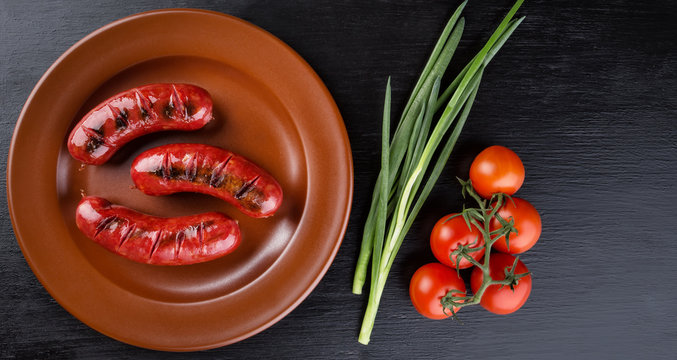 Round plate with toasted apetit sausages