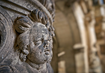 Fototapeta na wymiar Engelsfigur aus Sandstein an einer historischen Hausfassade in der Altstadt von Dresden