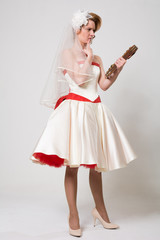 Naklejka premium Pensive bride with wooden retro bills