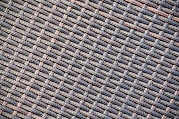 Nahaufnahme einer Sitzbank aus geflochtenem Rattan