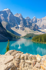 Obraz premium Majestic mountain lake in Canada.