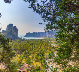 Aufnahme vom Railay Beach in Krabi vom Railay View Point bei wolkenlosem blauem Himmel tagsüber...