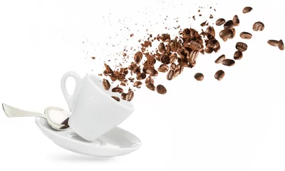 Foto auf Alu-Dibond Kaffeebohnen und Pulver verschütten aus einer Tasse isoliert auf weiß © popout