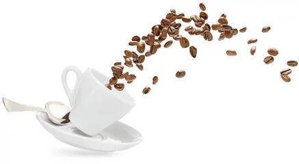 Fototapete Cafe Kaffeebohnen verschütten aus einer Tasse isoliert auf weiß