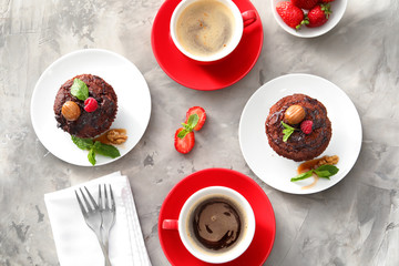 Obraz na płótnie Canvas Chocolate muffins with caramel and coffee on table