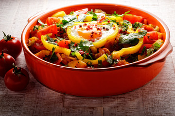 spiegelei mit gemüse und kartoffel