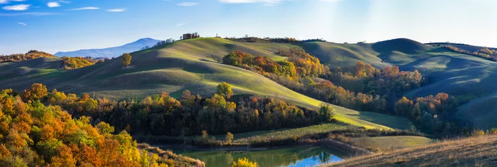 Foto op Aluminium Idyllische landelijke landschappen en glooiende heuvels van Toscane in herfstkleuren. Italië © Freesurf