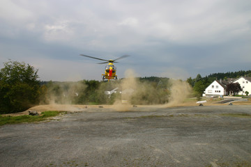Rettungs-Hubschrauber landet