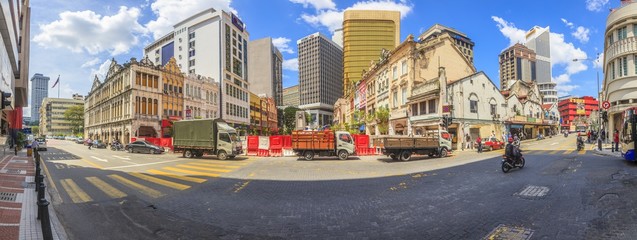 Panoramaaufnahme einer Strasse in Kuala Lumpur tagsüber mit Strassenverkehr fotografiert in...