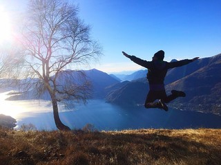 ragazzo vola in montagna