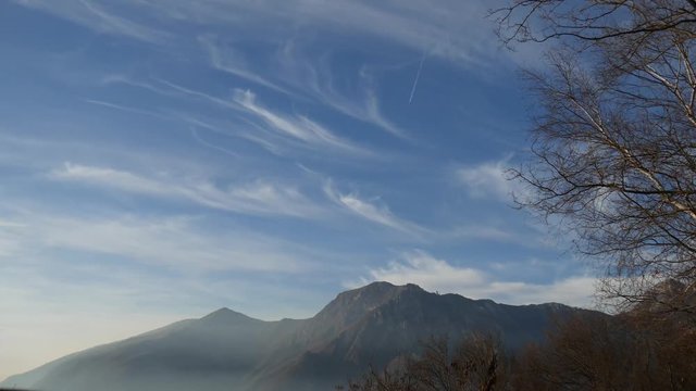 Timelapse nuvole a forma di angelo nel cielo