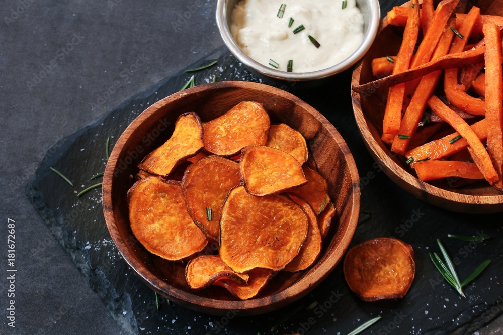 Wall mural Homemade Sweet potato chips and fries served with dips / Thanksgiving food