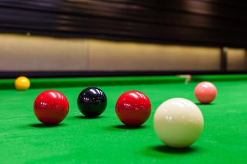 Snooker balls on the table at snooker club. - obrazy, fototapety, plakaty