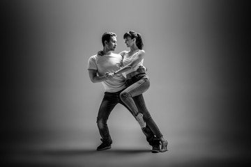 couple dancing social danse