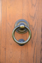 Poign&eacute;e laiton sur porte enbois