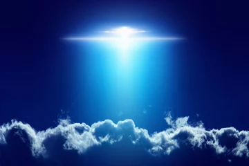 Crédence de cuisine en verre imprimé UFO Vaisseau spatial extraterrestre extraterrestre, ovni avec un projecteur lumineux dans un ciel bleu foncé
