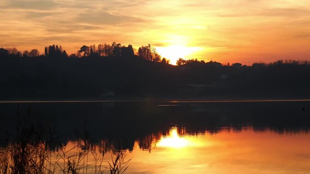 Acque del lago al tramonto