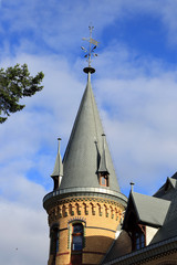 Piękna wieża zamku, hotelu w Większycach, Polska.