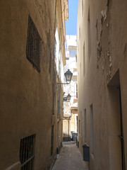 Fototapeta na wymiar Calle en el casco antiguo de Cádiz / Street in the old town of Cadiz