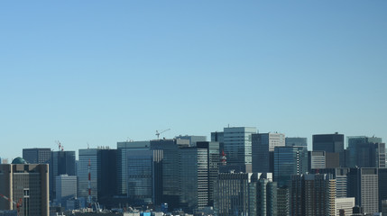 日本の東京都市景観・澄み切った青空と高層ビル群（大手町などのビジネス街を望む）