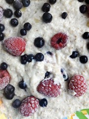 Oatmeal pudding with milk and berries 