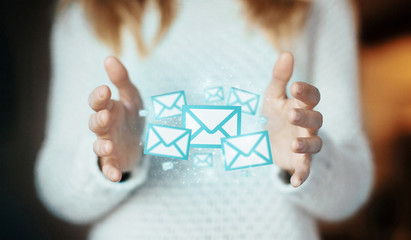 Buste email tra le mani, concetto social